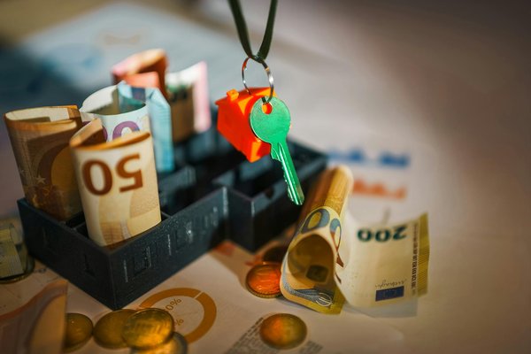 Come aggiungere un tocco di geometria al tuo outfit professionale senza renunciare al classico?