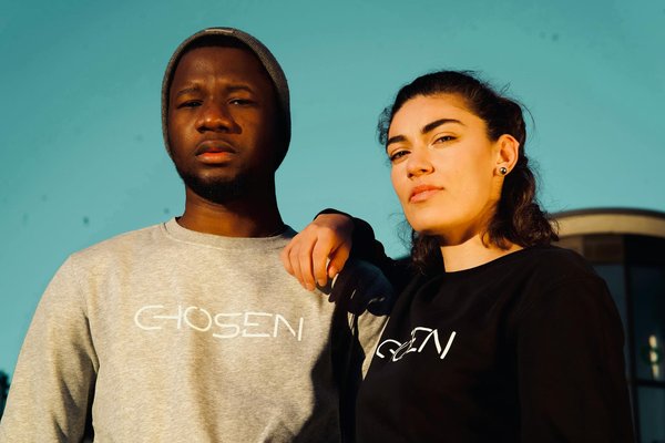 Guida all"Integrazione di Accessori Etnici in Outfit Formali: Sfumature di Eleganza e Professionalità